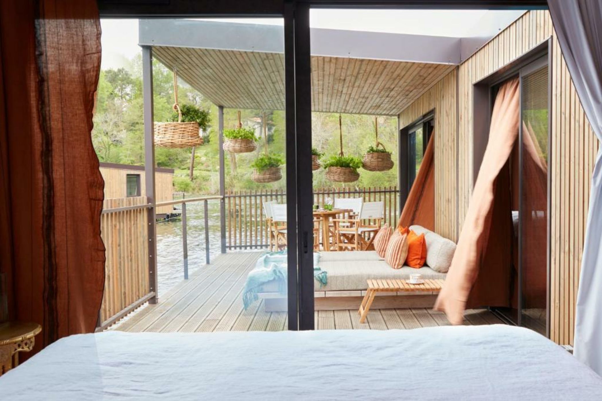 Brindos, Lac & Château