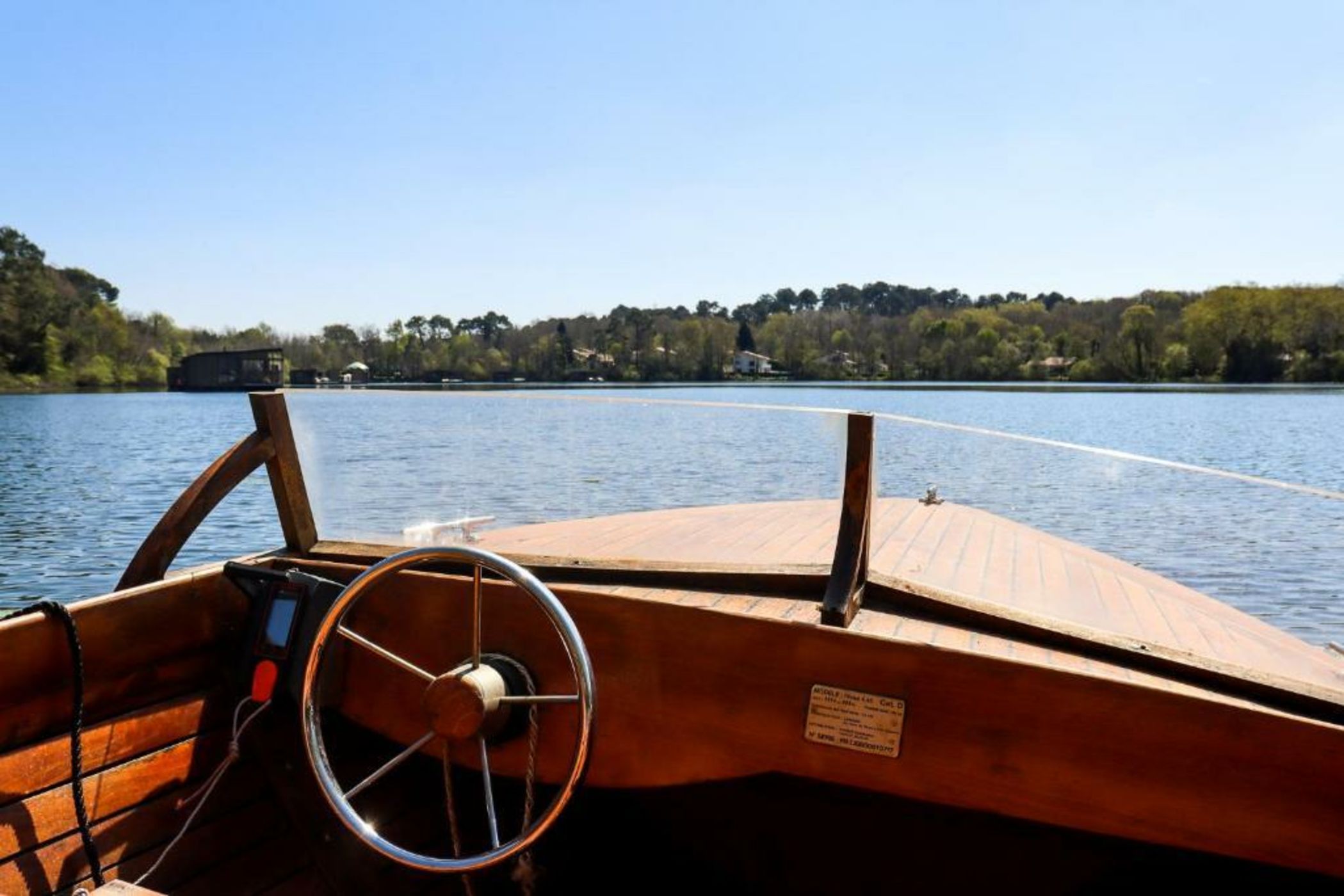 Brindos, Lac & Château