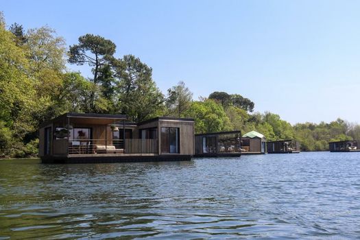 Brindos, Lac & Château