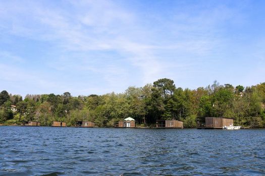 Brindos, Lac & Château