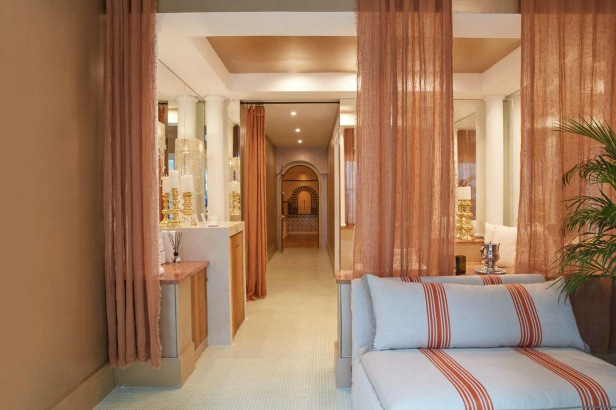 Brindos, Lac & Château