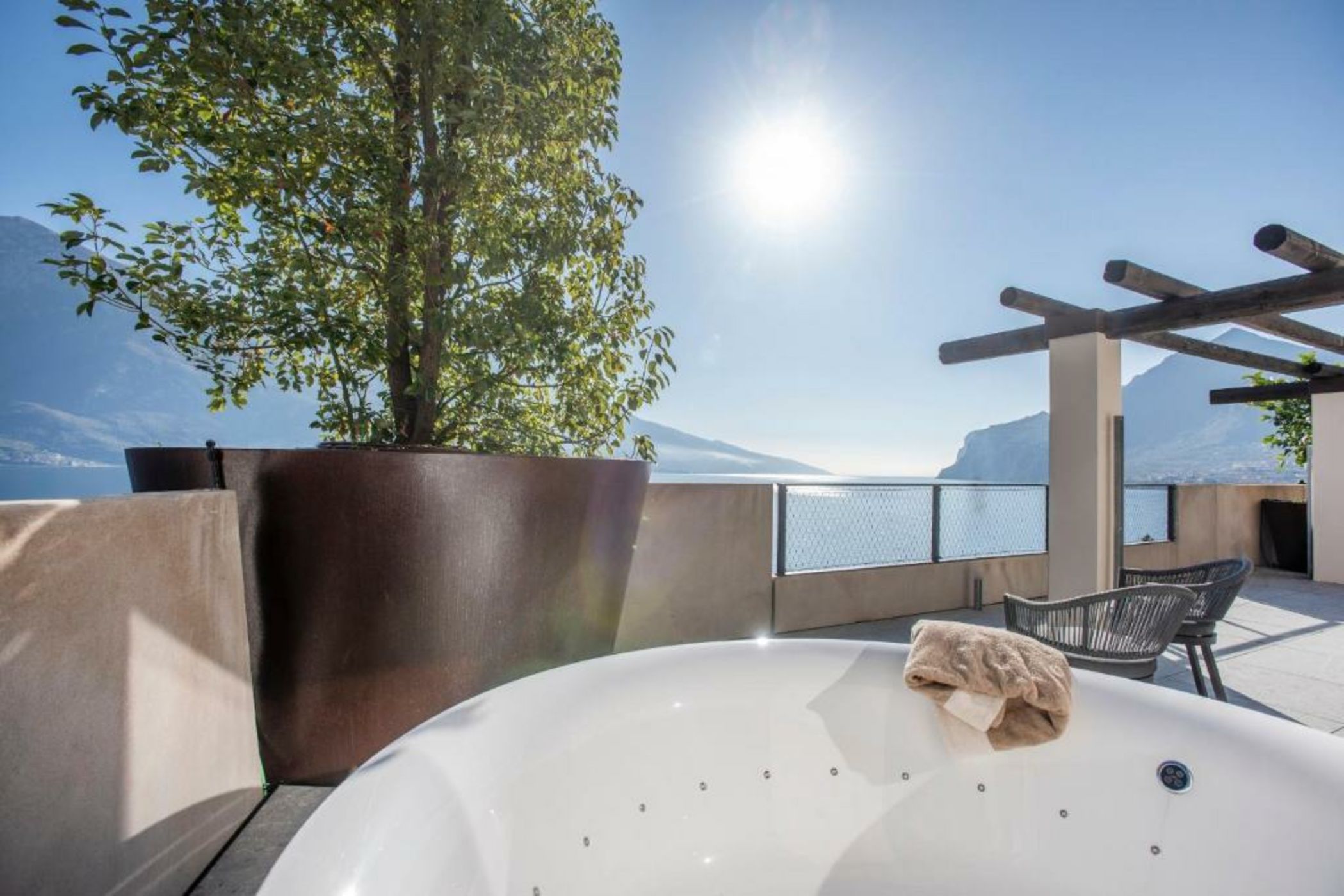 EALA My Lakeside Dream - Adults Friendly