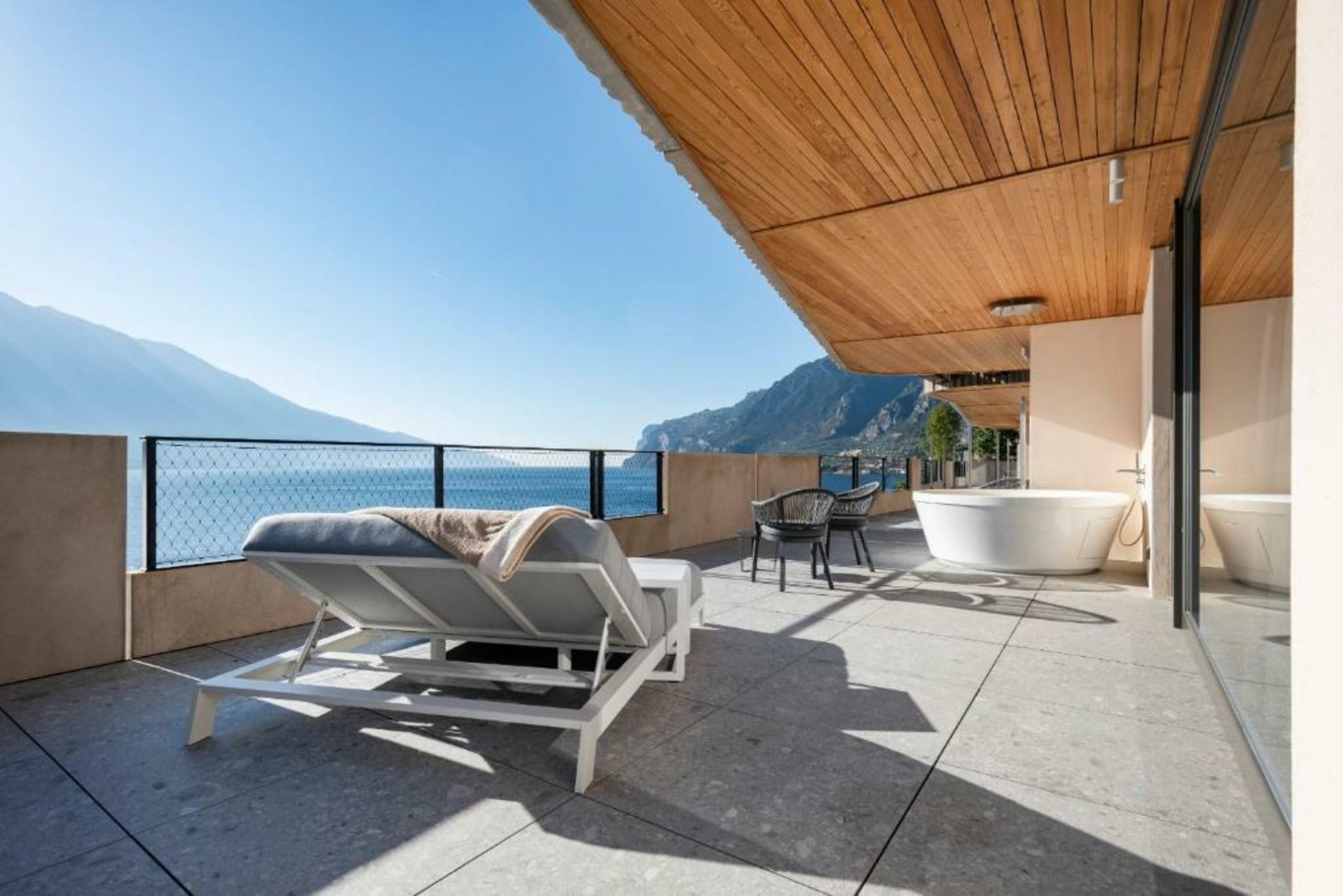 EALA My Lakeside Dream - Adults Friendly