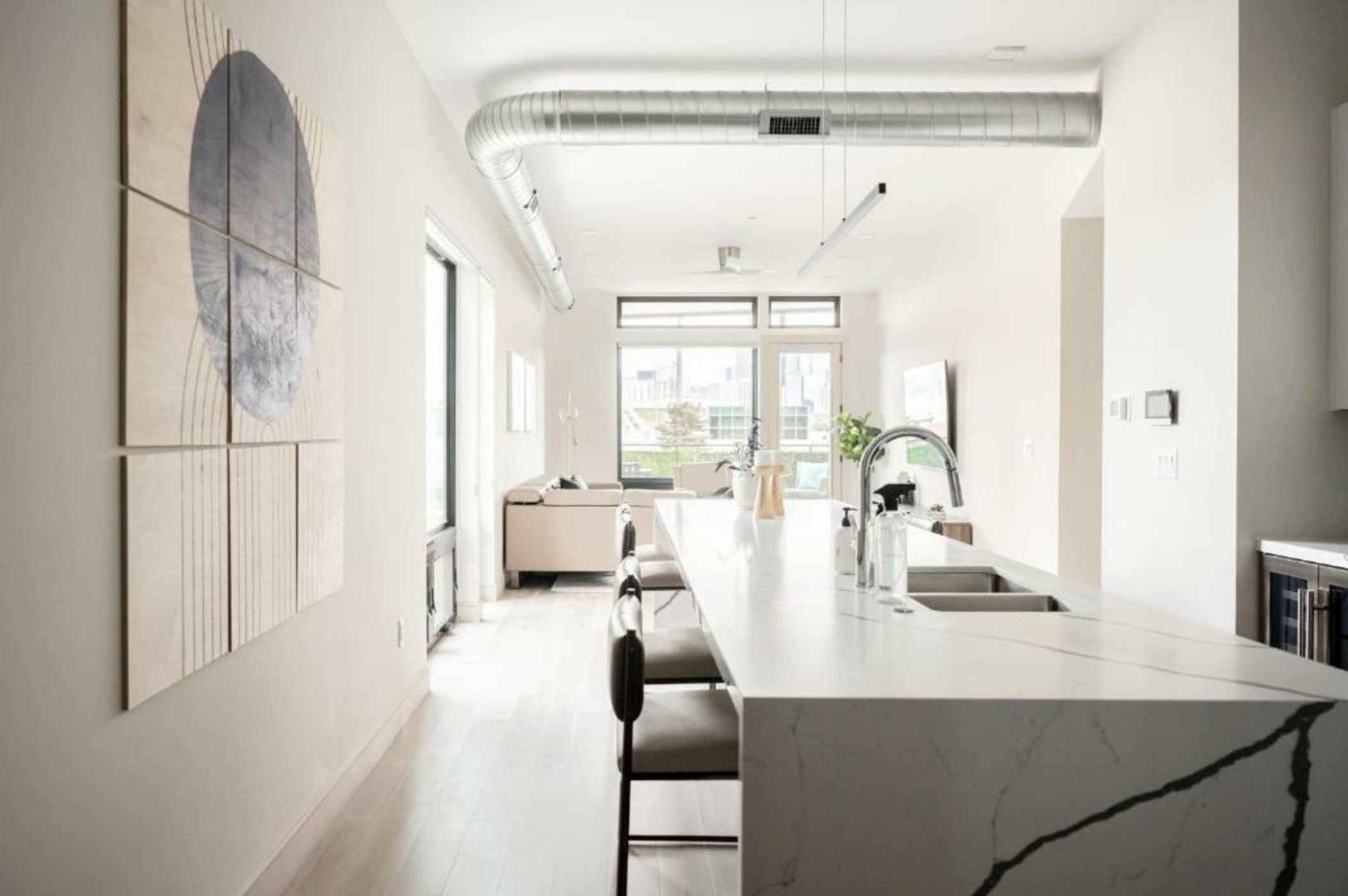 Contemporary Condo - Grill - Balcony - Tesoro