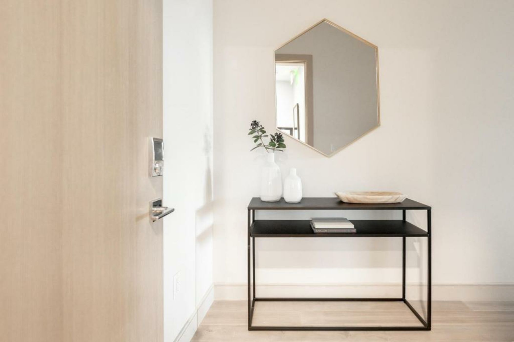 Contemporary Condo - Grill - Balcony - Tesoro