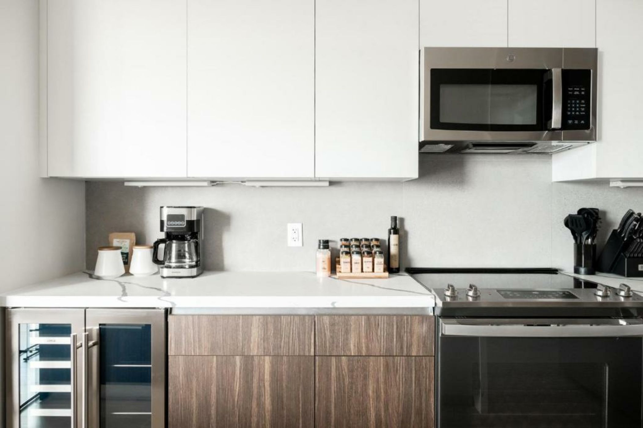 Contemporary Condo - Grill - Balcony - Tesoro