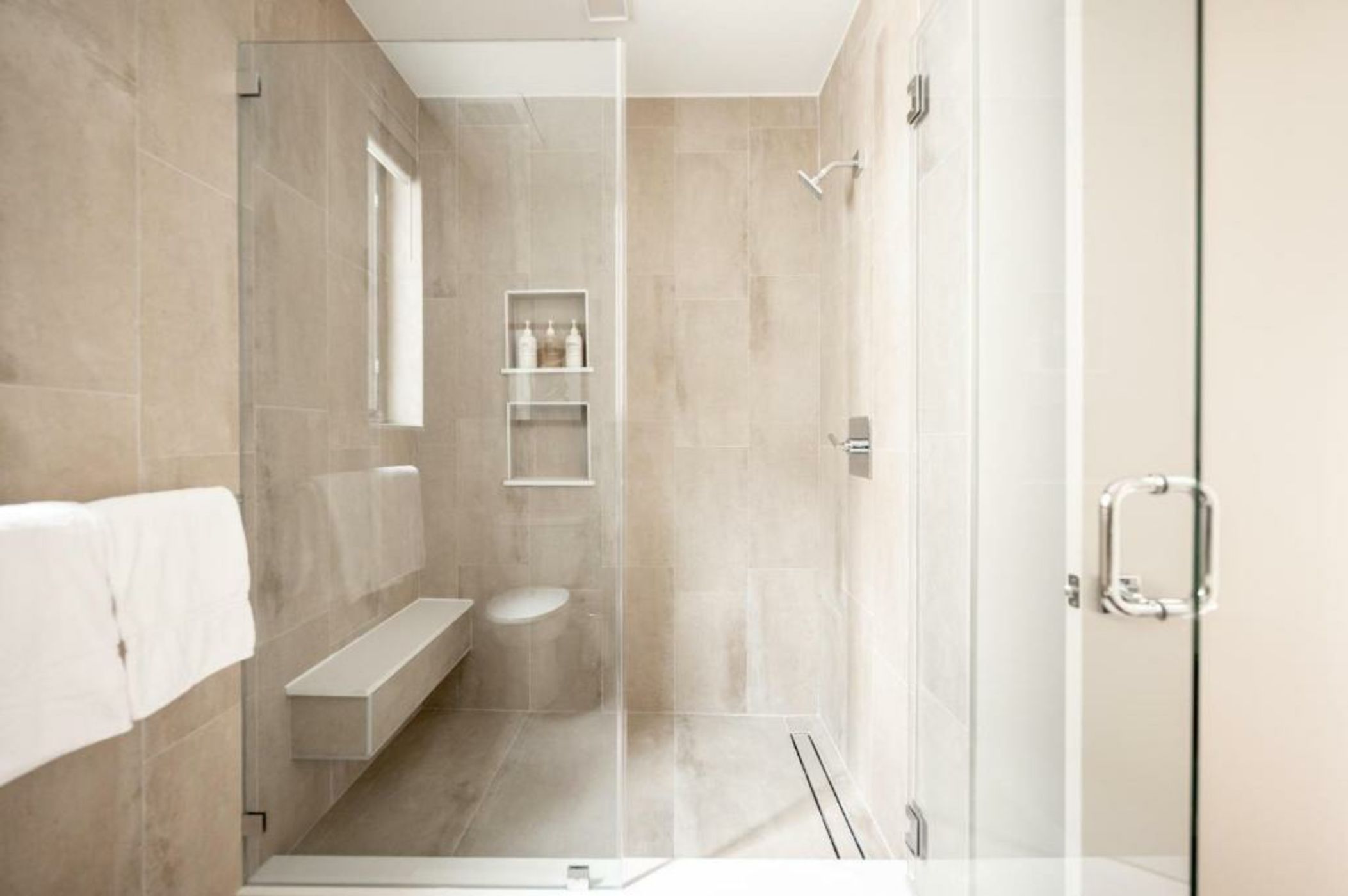 Contemporary Condo - Grill - Balcony - Tesoro