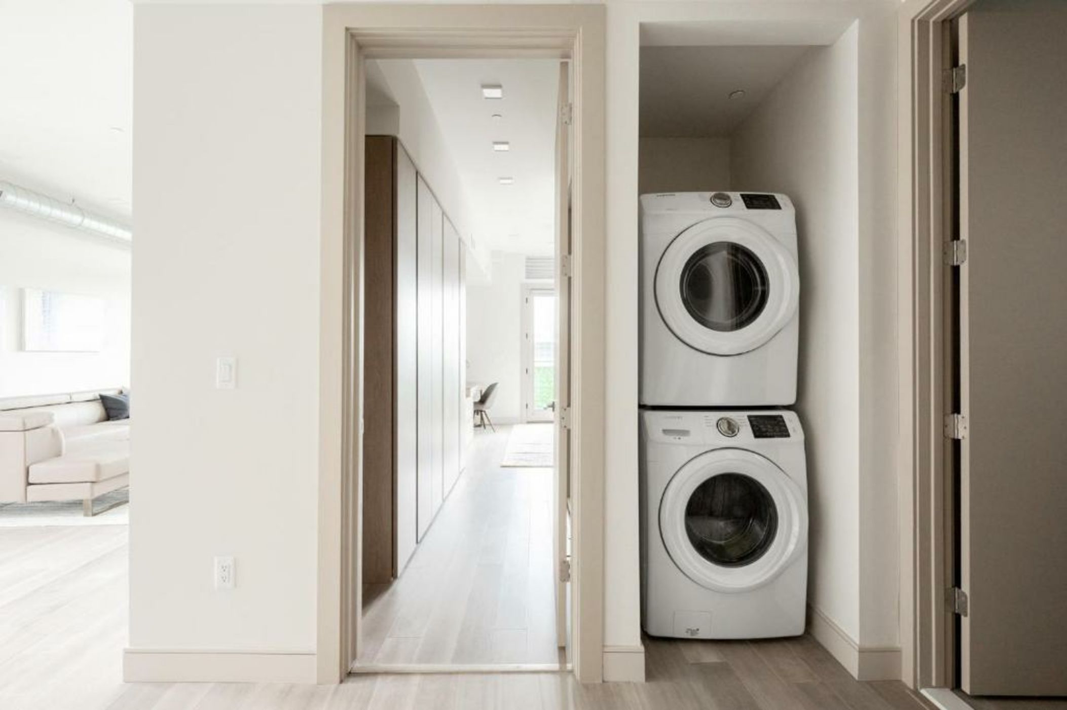 Contemporary Condo - Grill - Balcony - Tesoro