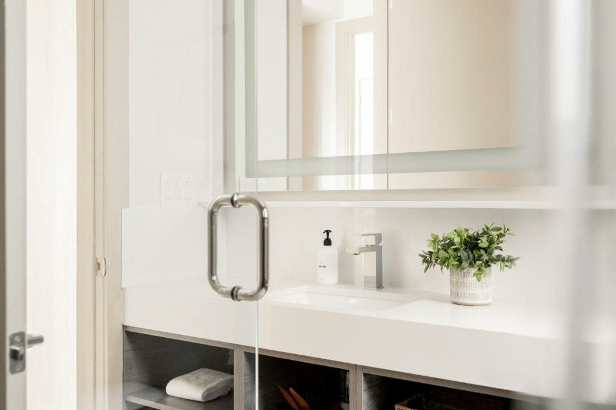 Contemporary Condo - Grill - Balcony - Tesoro