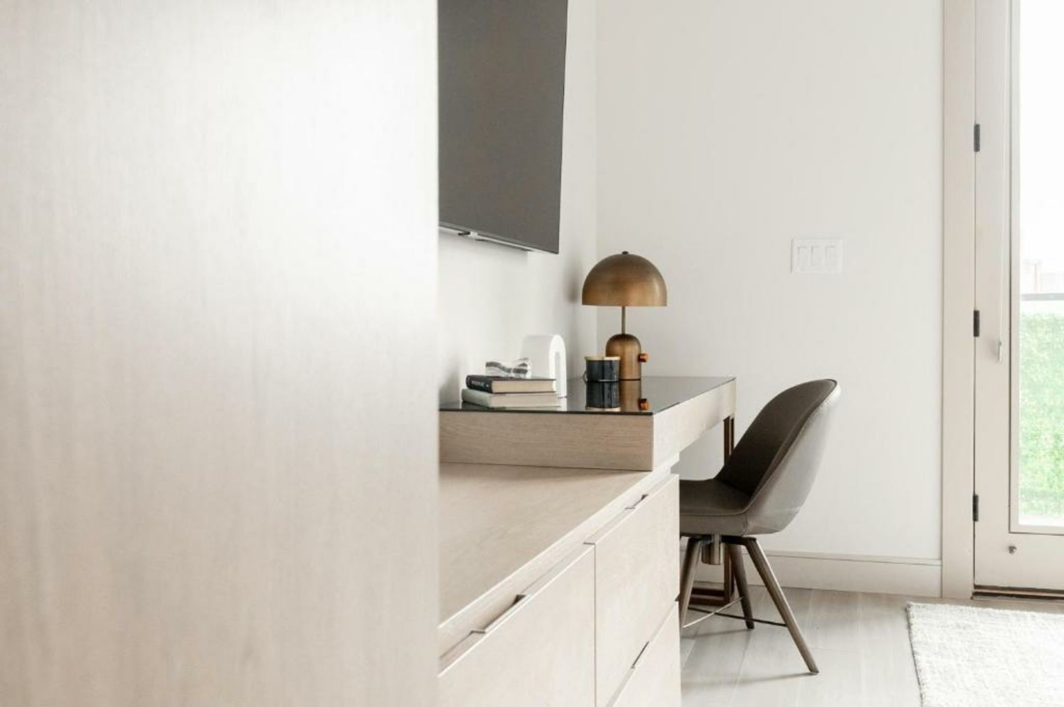 Contemporary Condo - Grill - Balcony - Tesoro