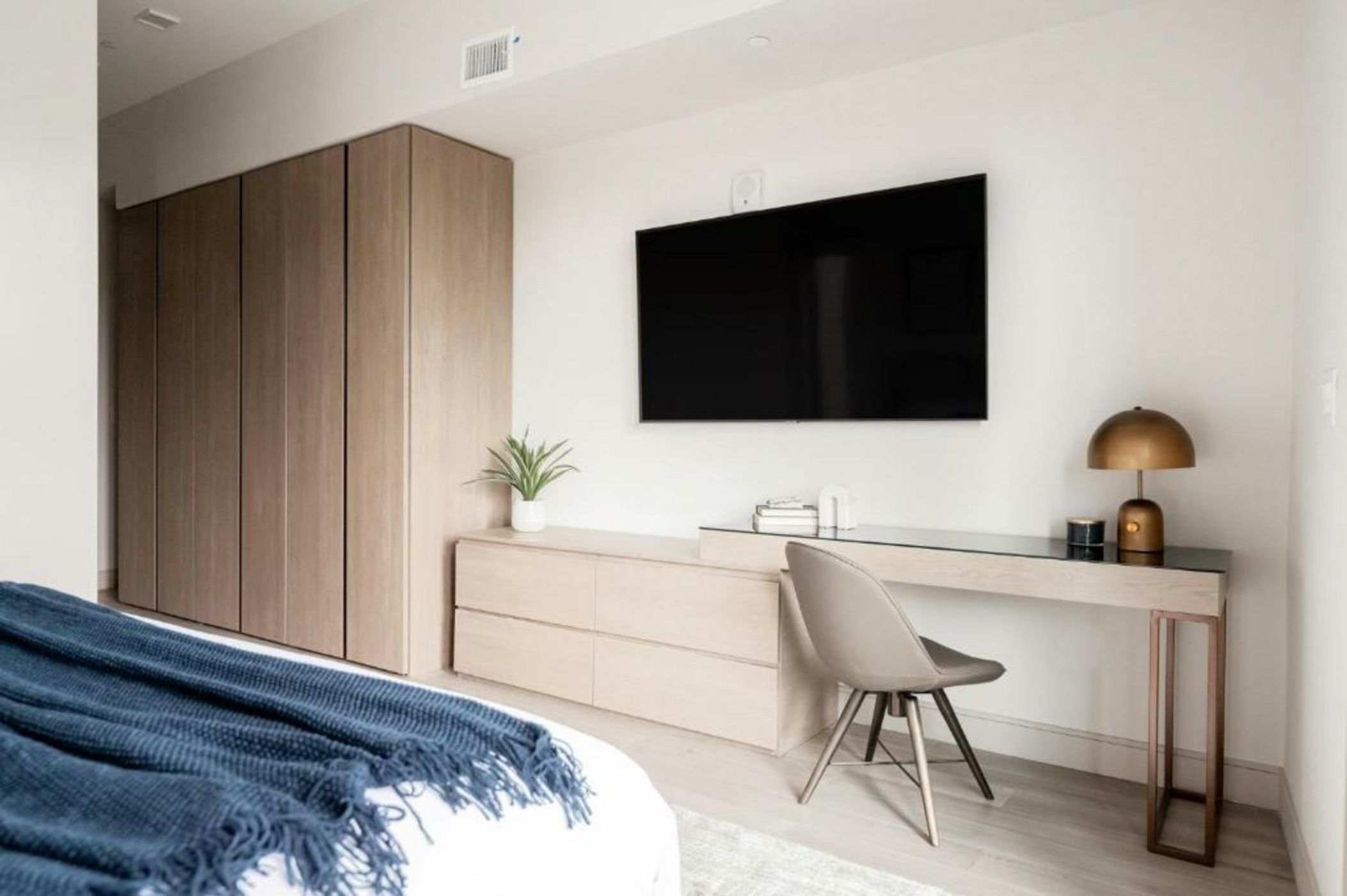 Contemporary Condo - Grill - Balcony - Tesoro