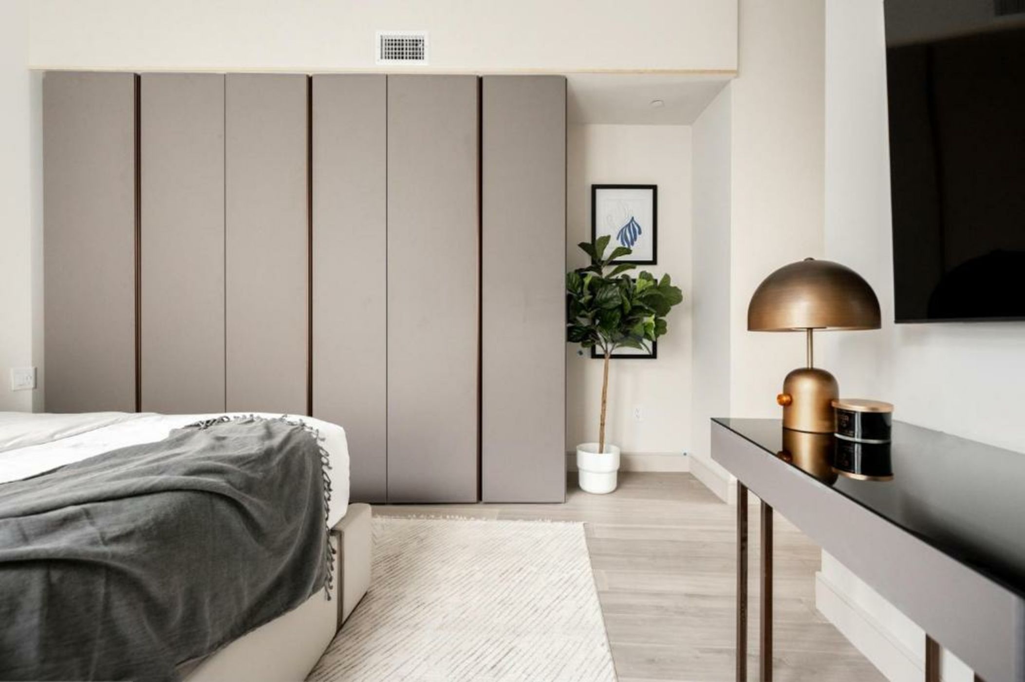 Contemporary Condo - Grill - Balcony - Tesoro