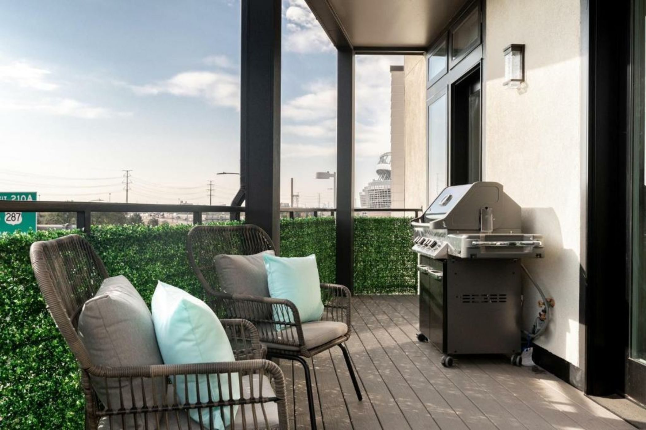 Contemporary Condo - Grill - Balcony - Tesoro