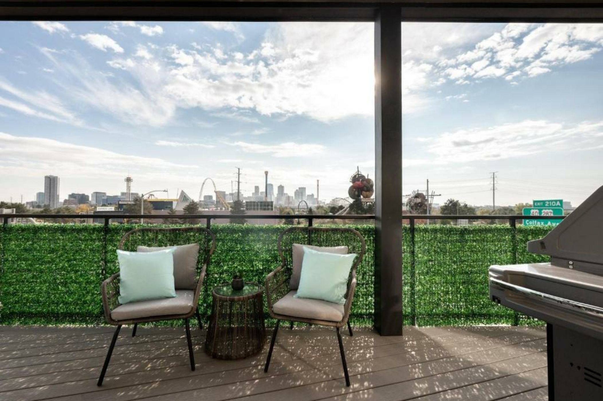 Contemporary Condo - Grill - Balcony - Tesoro