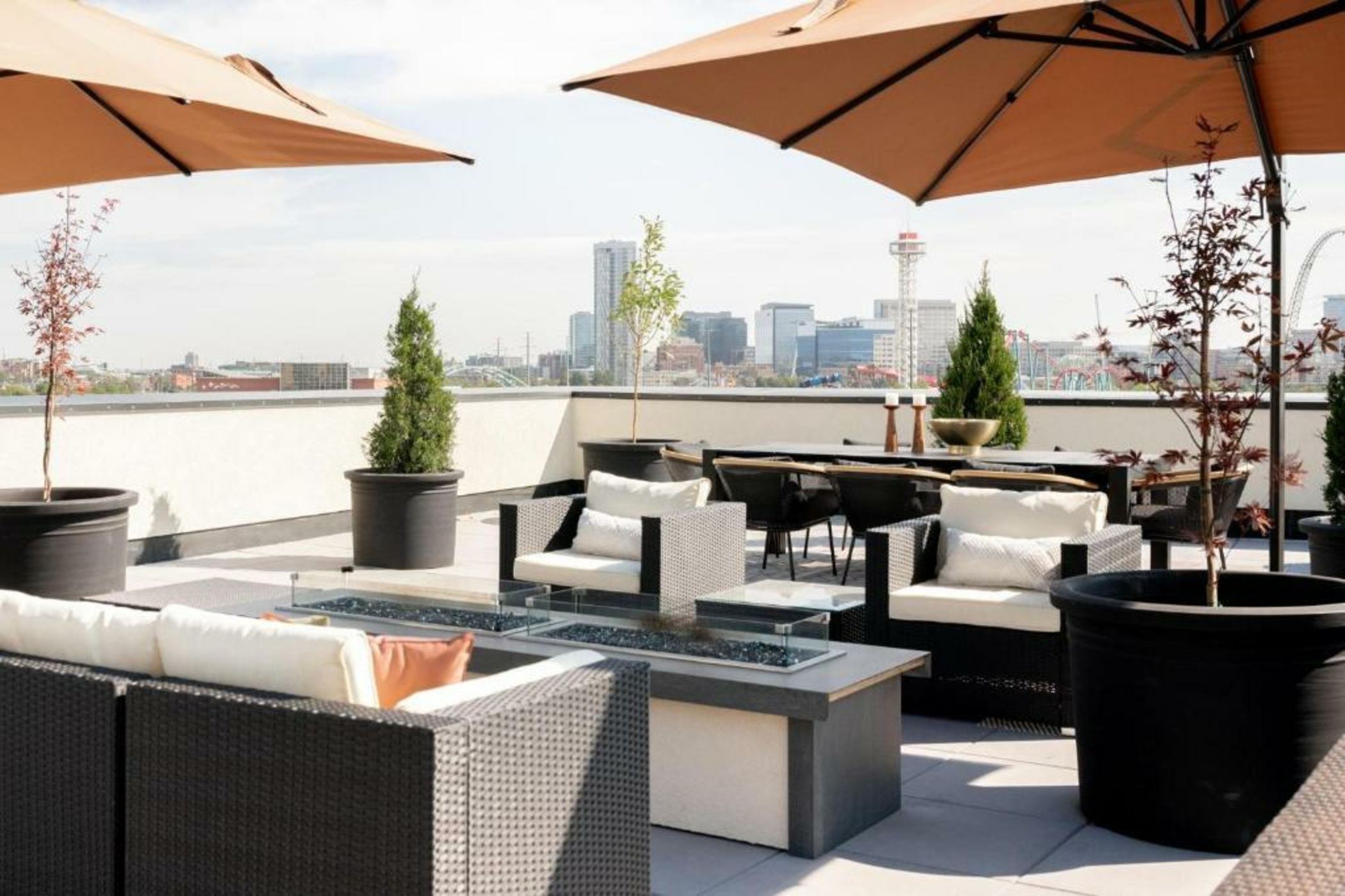 Contemporary Condo - Grill - Balcony - Tesoro