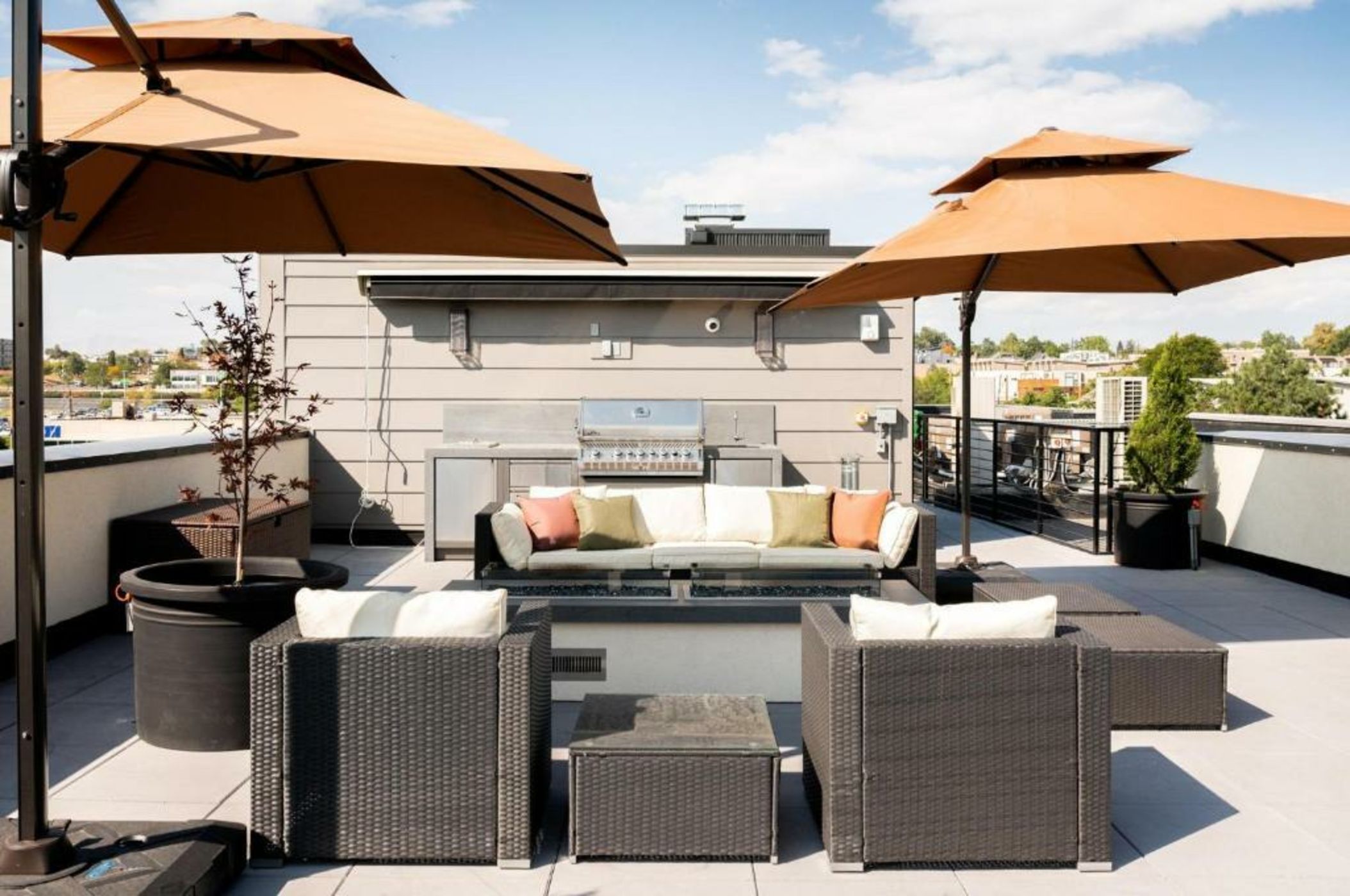 Contemporary Condo - Grill - Balcony - Tesoro