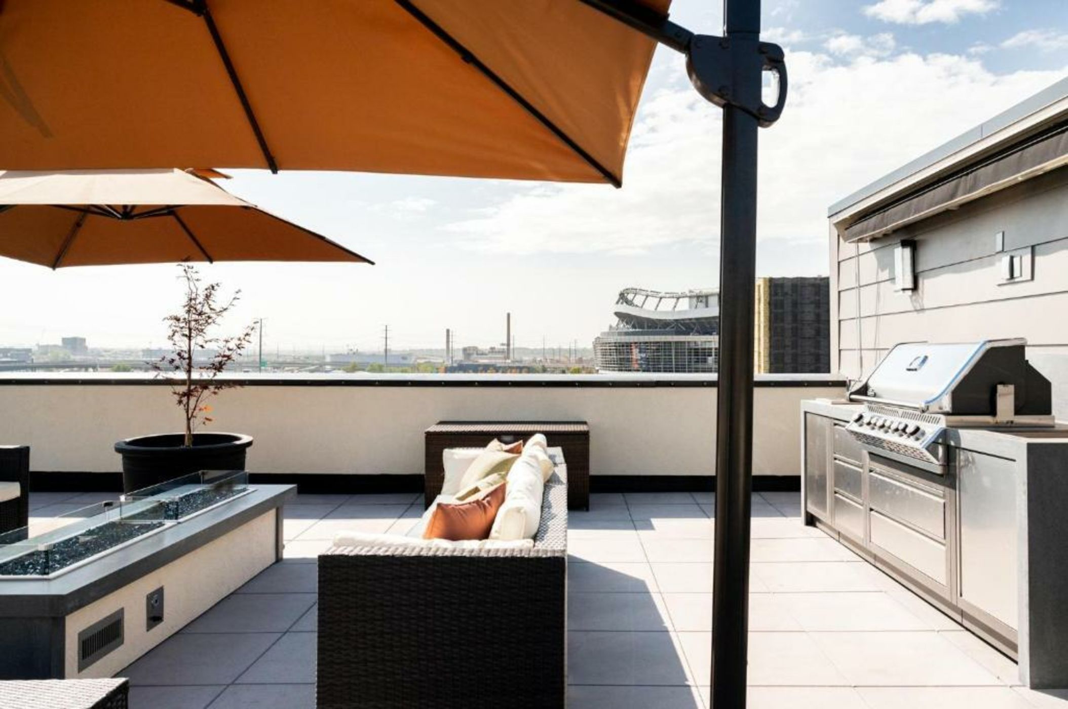 Contemporary Condo - Grill - Balcony - Tesoro