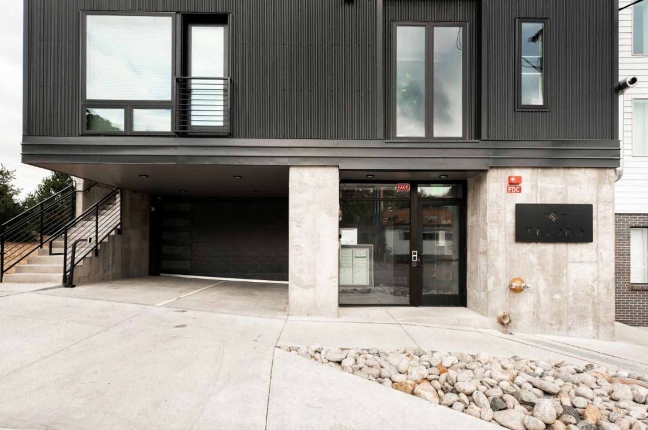 Contemporary Condo - Grill - Balcony - Tesoro