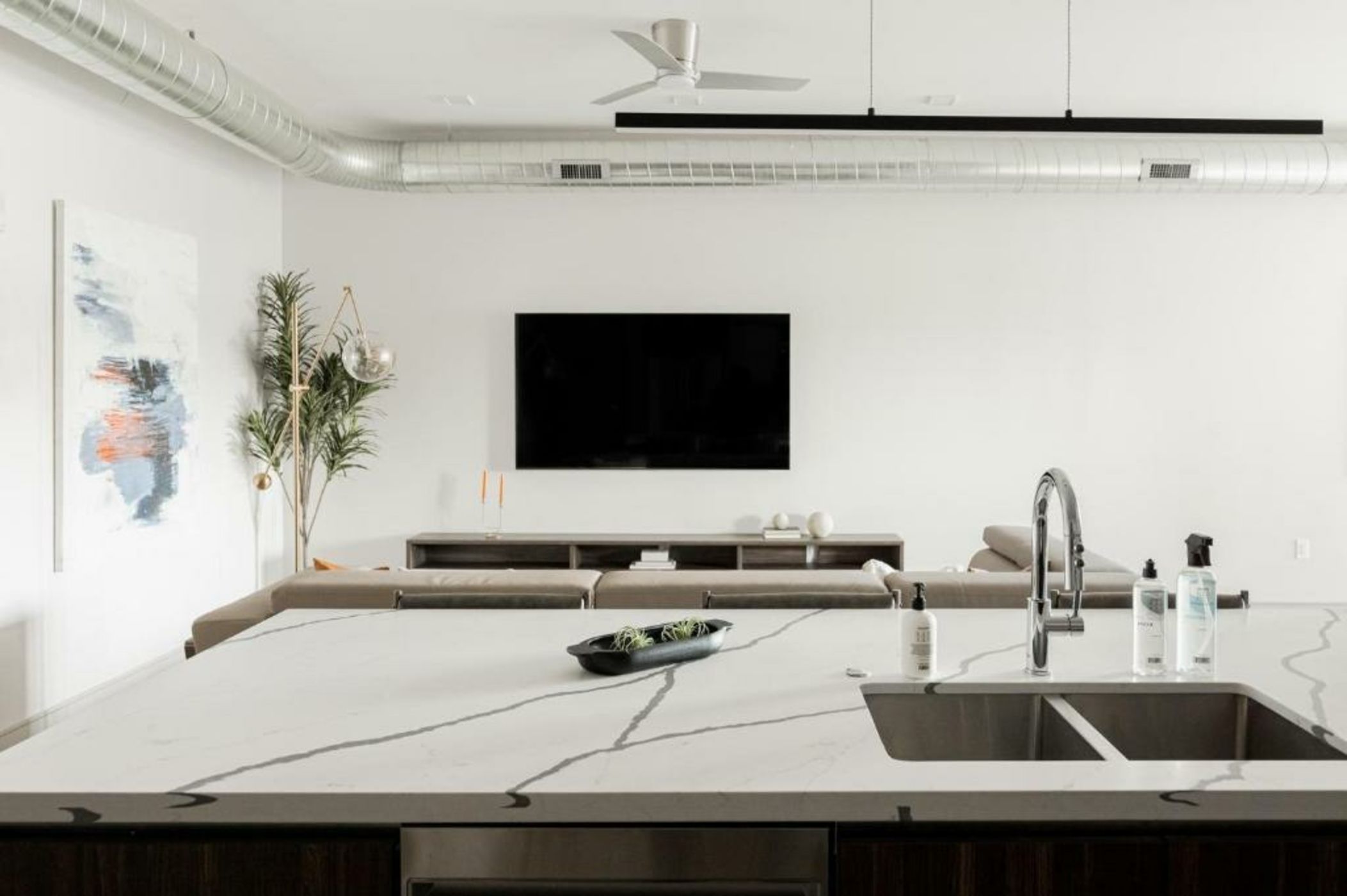 Walk to Gameday - Jefferson Park Condo - Tesoro