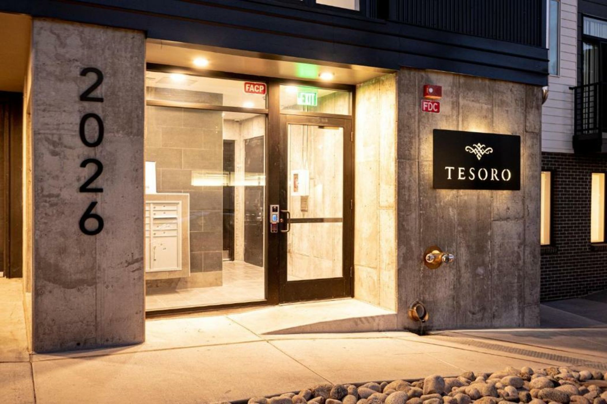 Walk to Gameday - Jefferson Park Condo - Tesoro