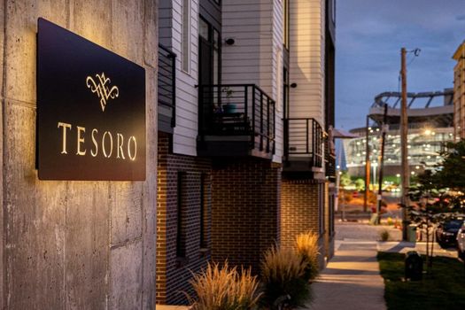 Walk to Gameday - Jefferson Park Condo - Tesoro