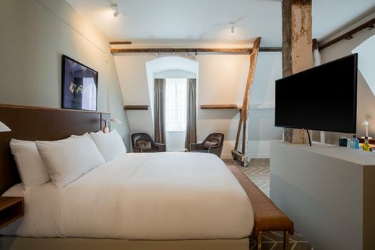 Sapphire House Antwerp, Autograph Collection