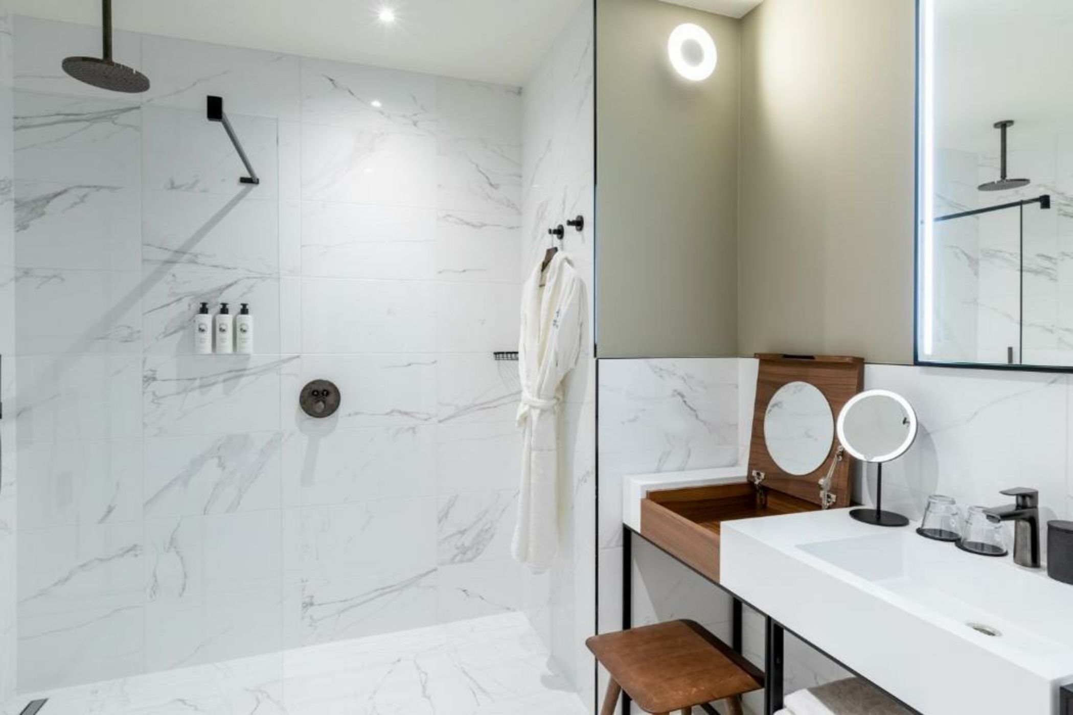 Sapphire House Antwerp, Autograph Collection