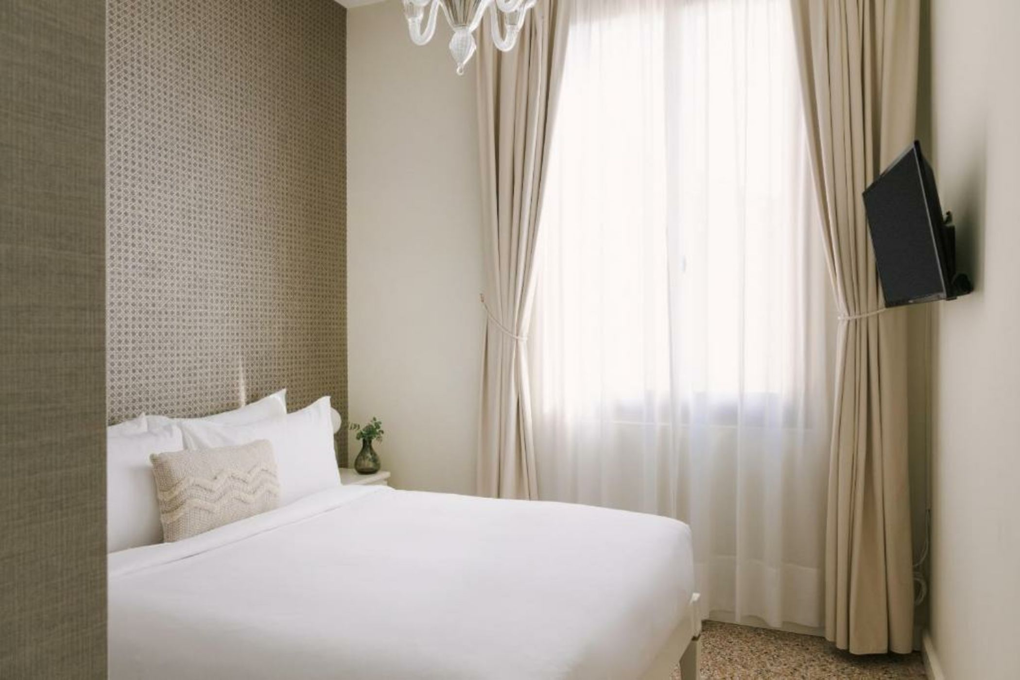 Sonder Salute Palace