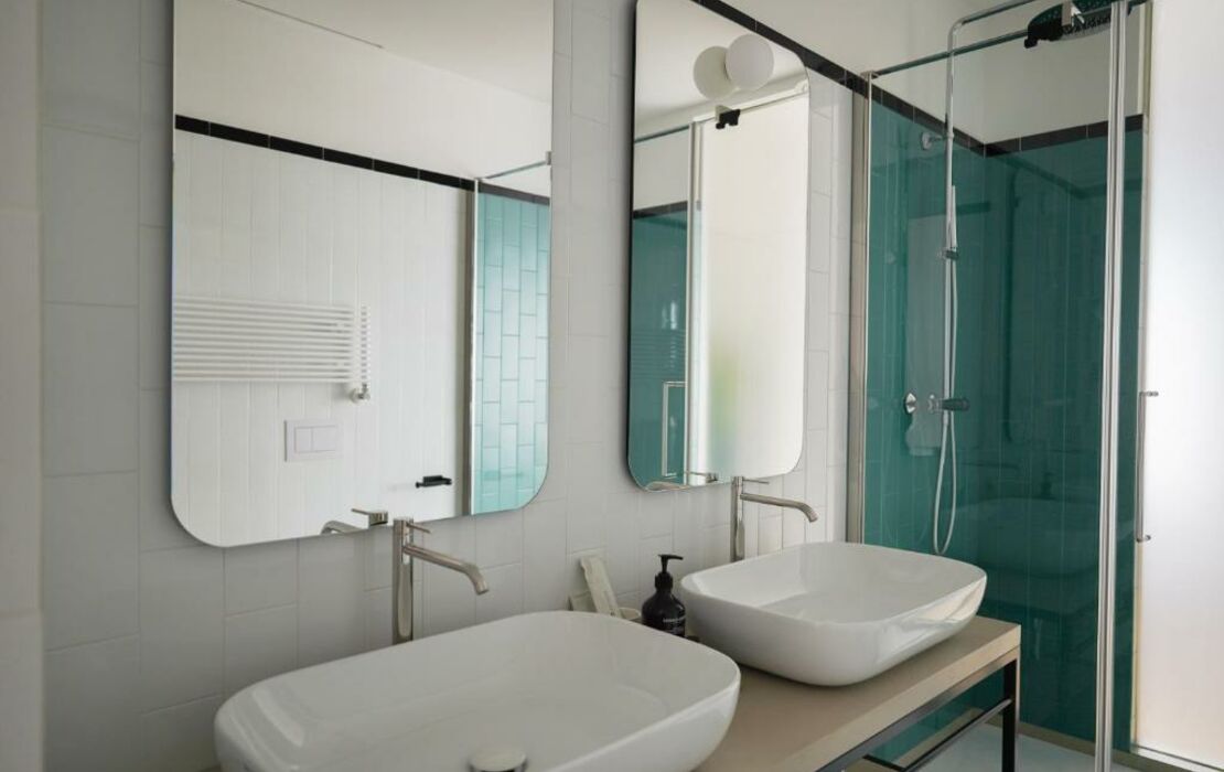 LakeView Villa Luxury Bathroom Design :: Behance