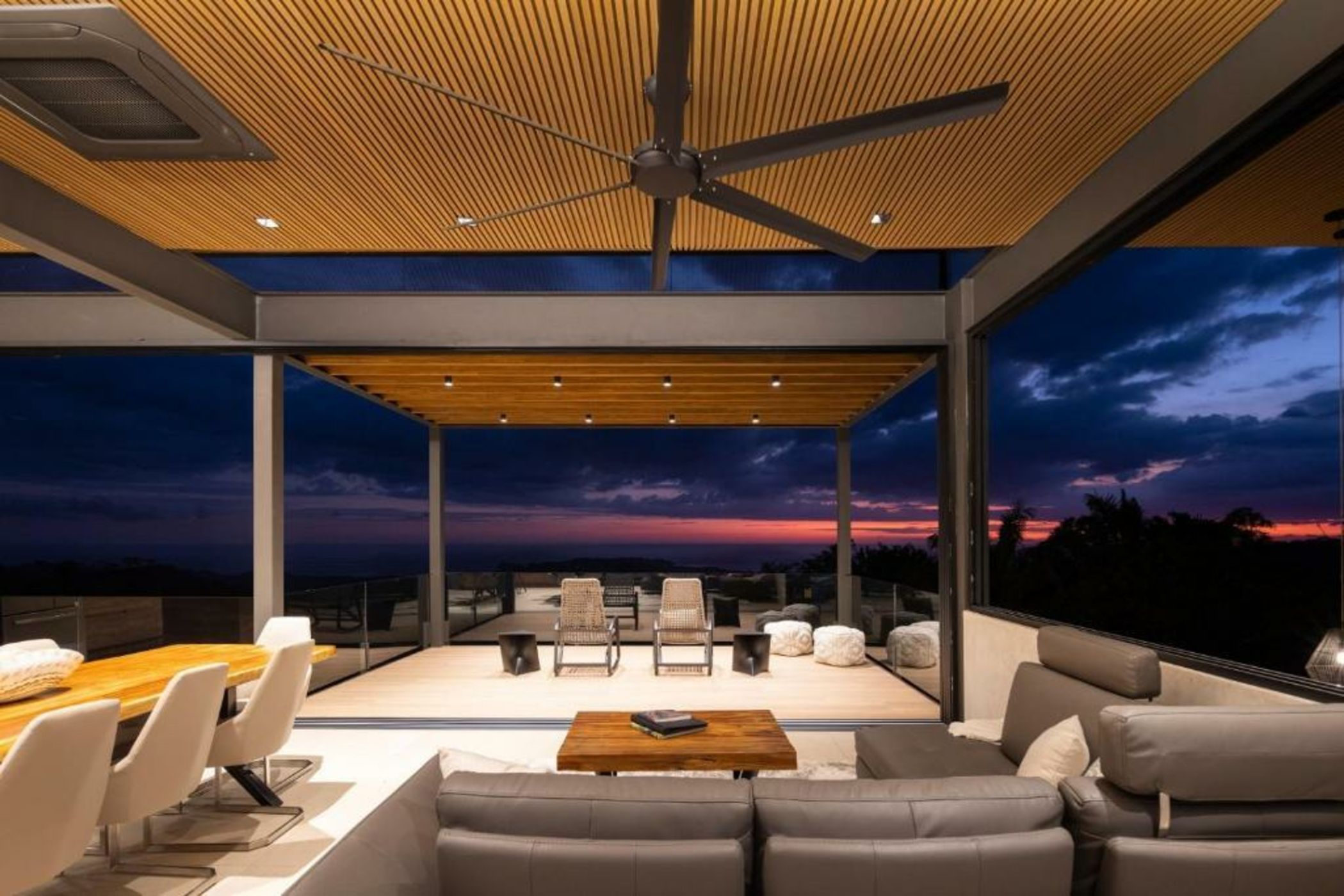 La Perla Negra Home, Luxurious Private Retreat, Ocean Views