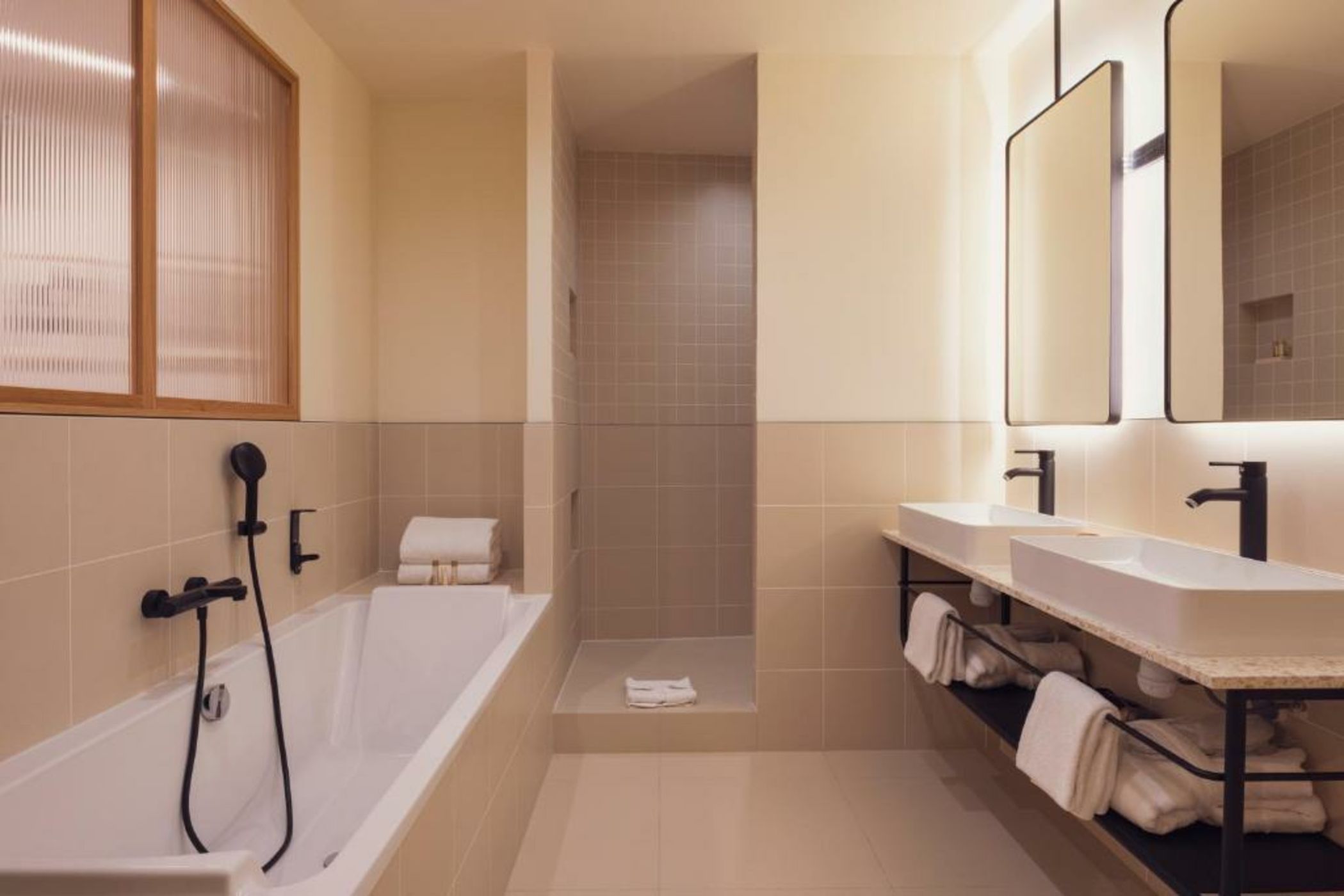 Tinah Paris, Champs Elysées