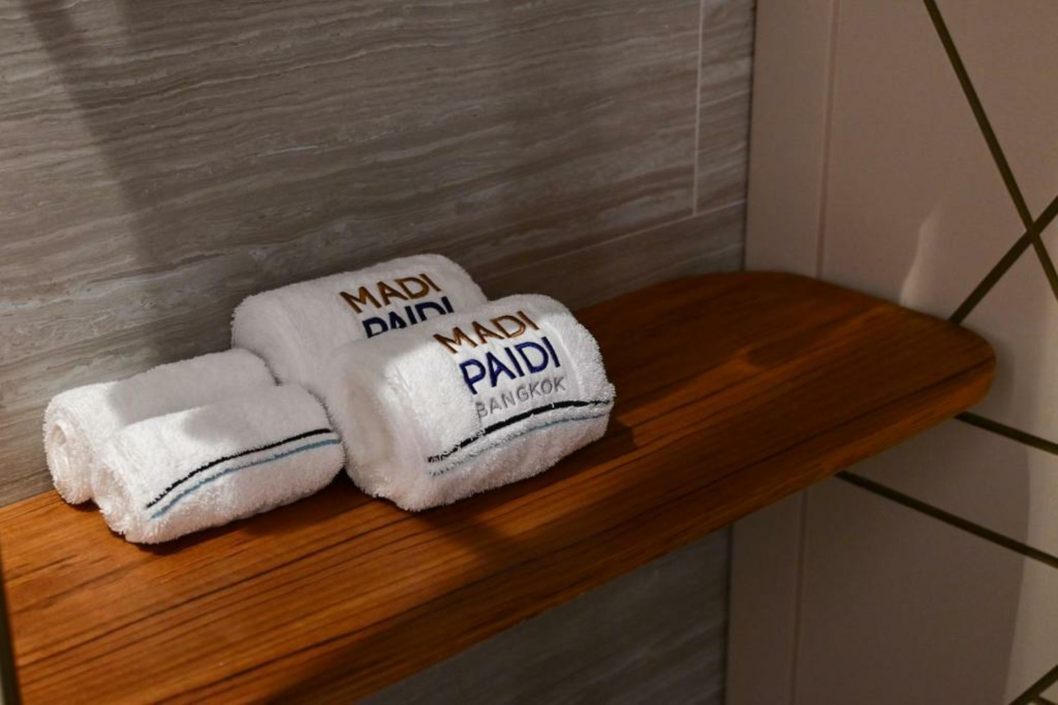 Madi Paidi Bangkok, Autograph Collection