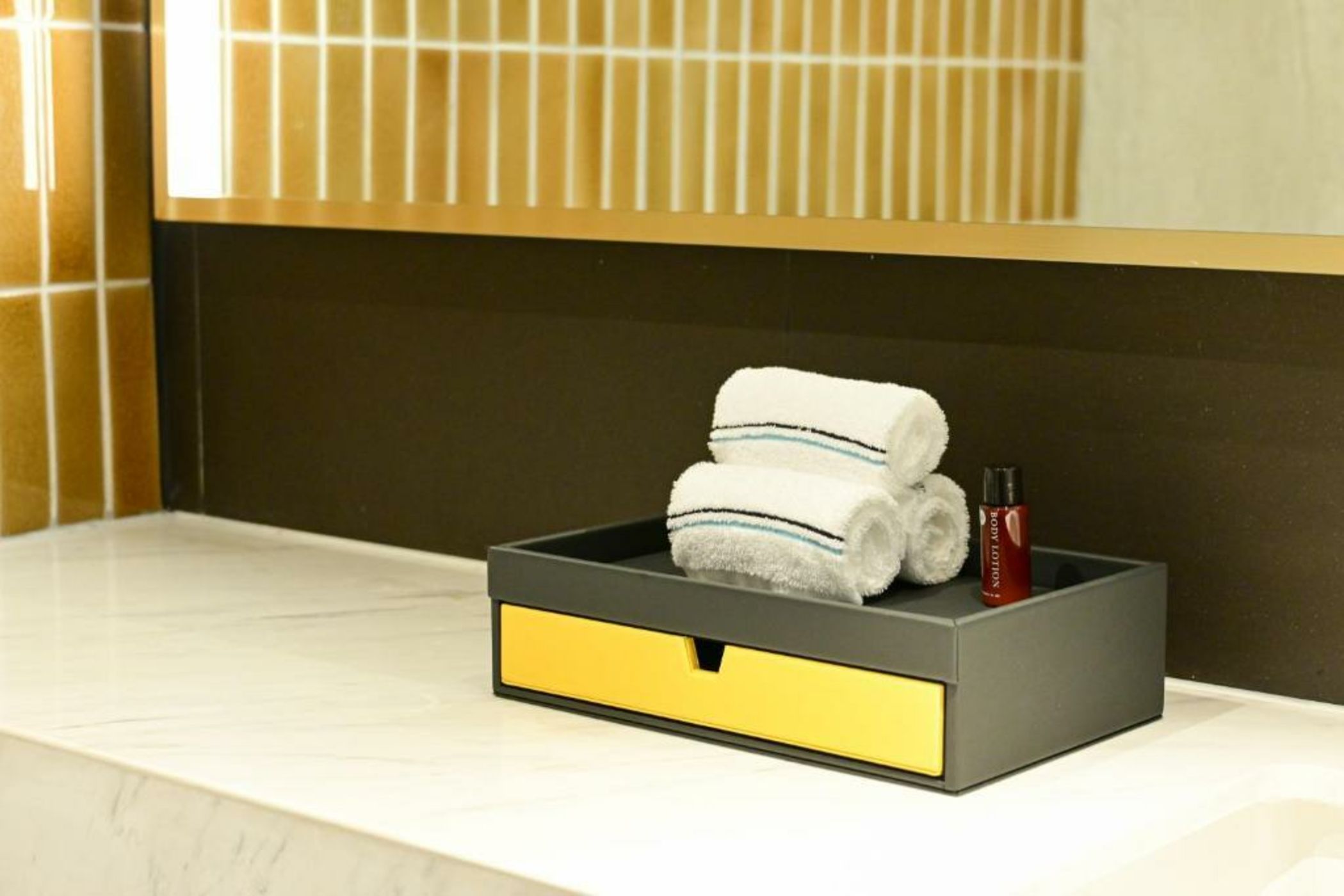 Madi Paidi Bangkok, Autograph Collection