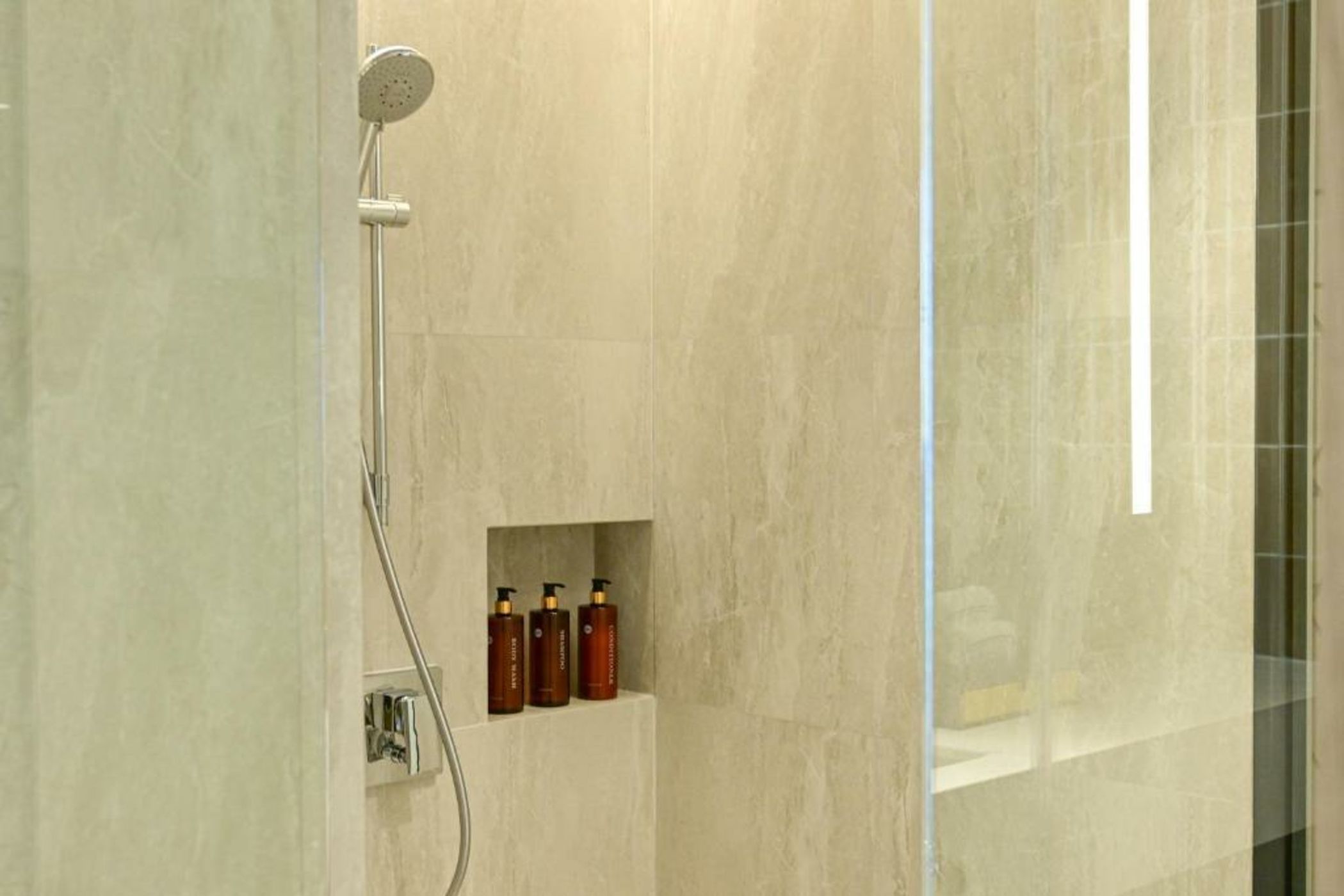 Madi Paidi Bangkok, Autograph Collection