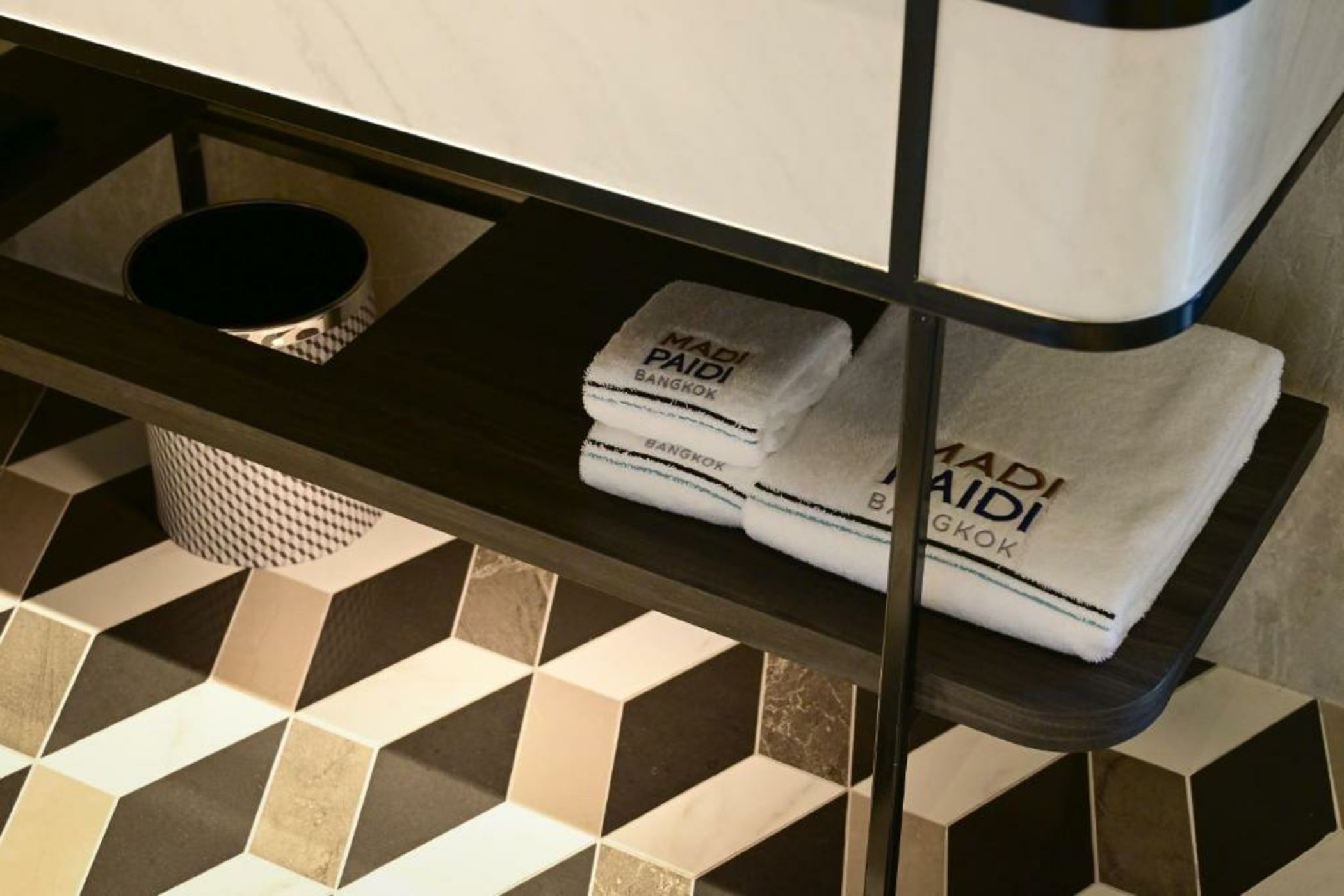 Madi Paidi Bangkok, Autograph Collection