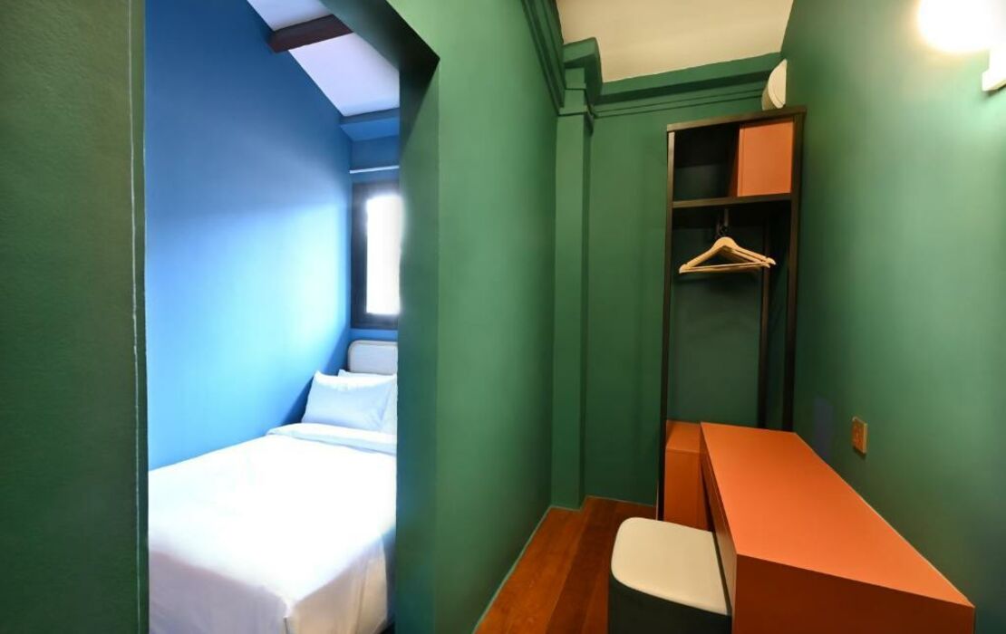 Dream Chaser Boutique Capsule Hotel