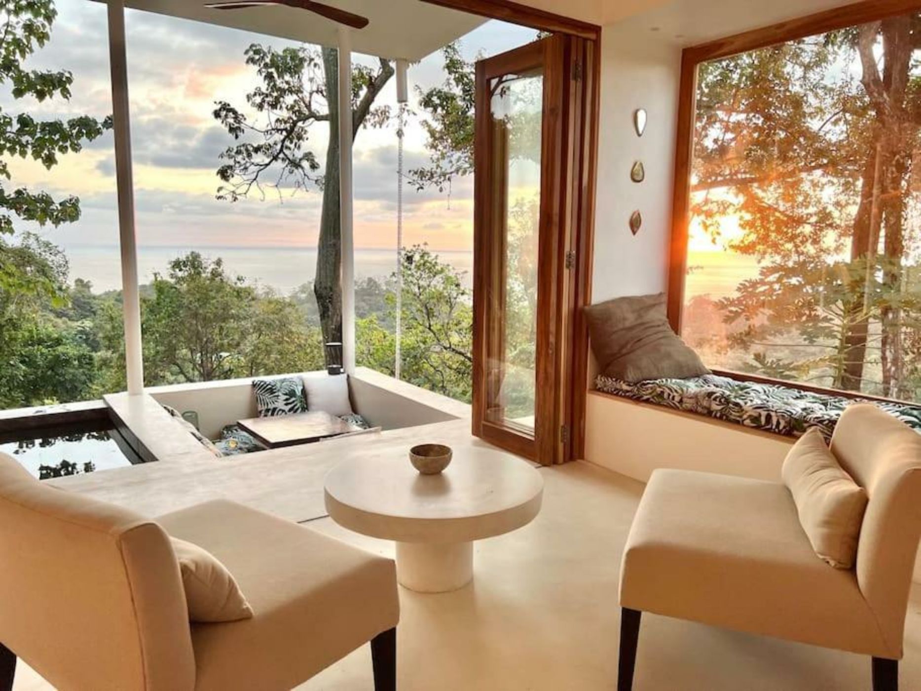 Nooli: Pool, King Size Bed , Ocean & sunset view