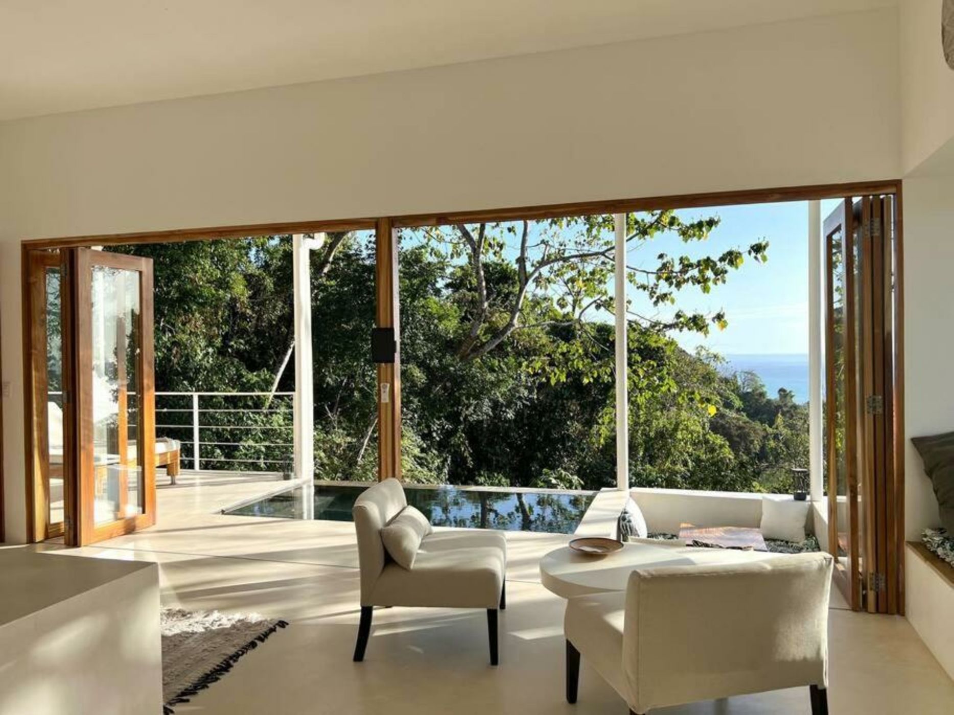 Nooli: Pool, King Size Bed , Ocean & sunset view