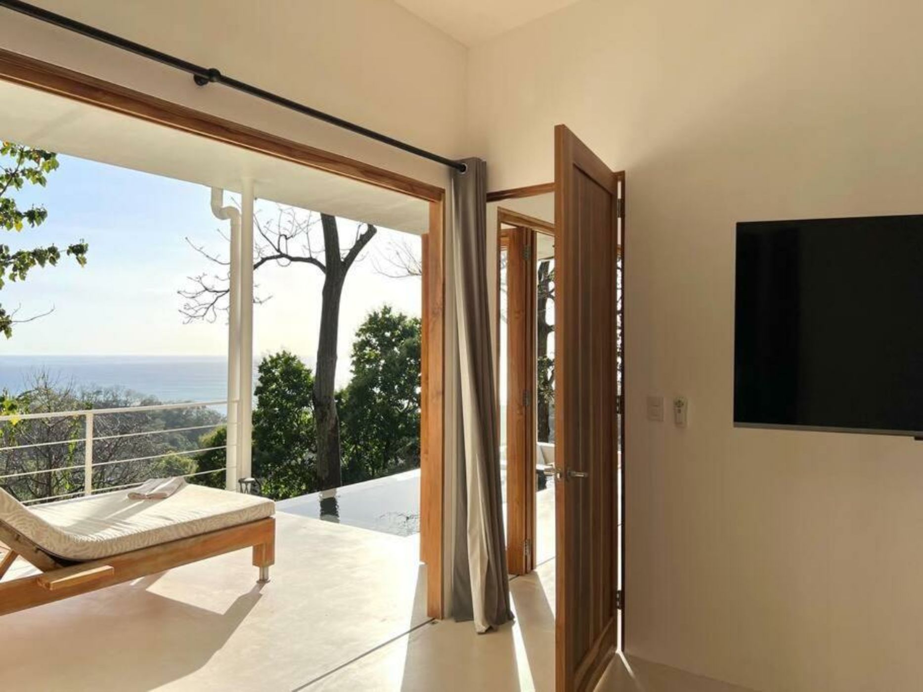 Nooli: Pool, King Size Bed , Ocean & sunset view