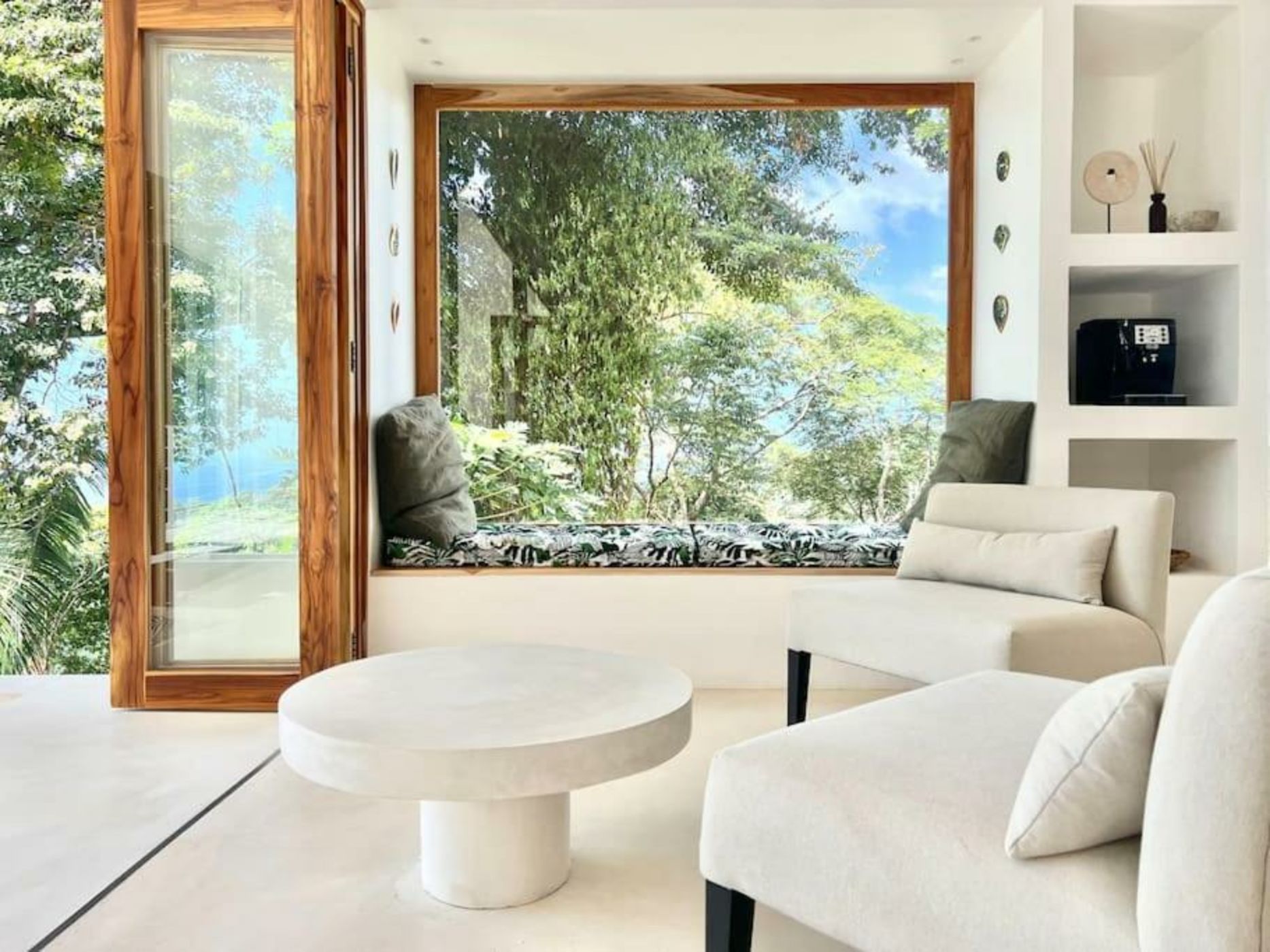 Nooli: Pool, King Size Bed , Ocean & sunset view