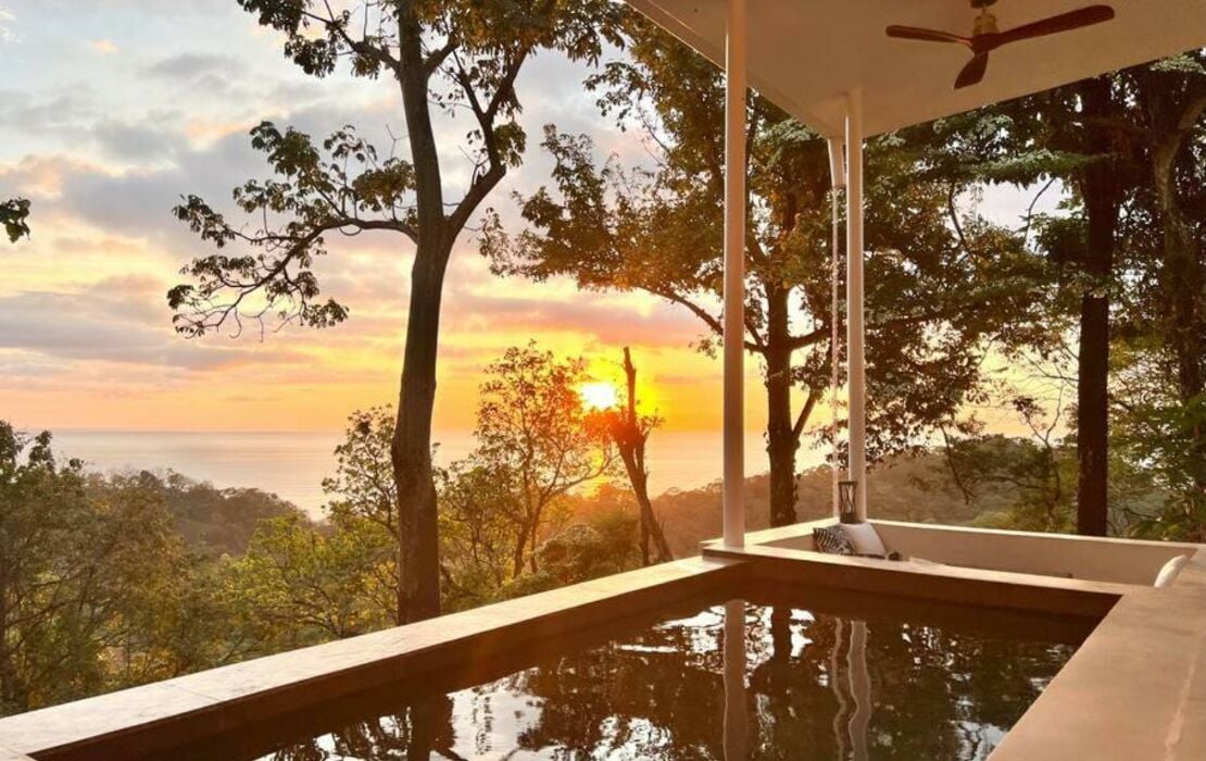Nooli: Pool, King Size Bed , Ocean & sunset view
