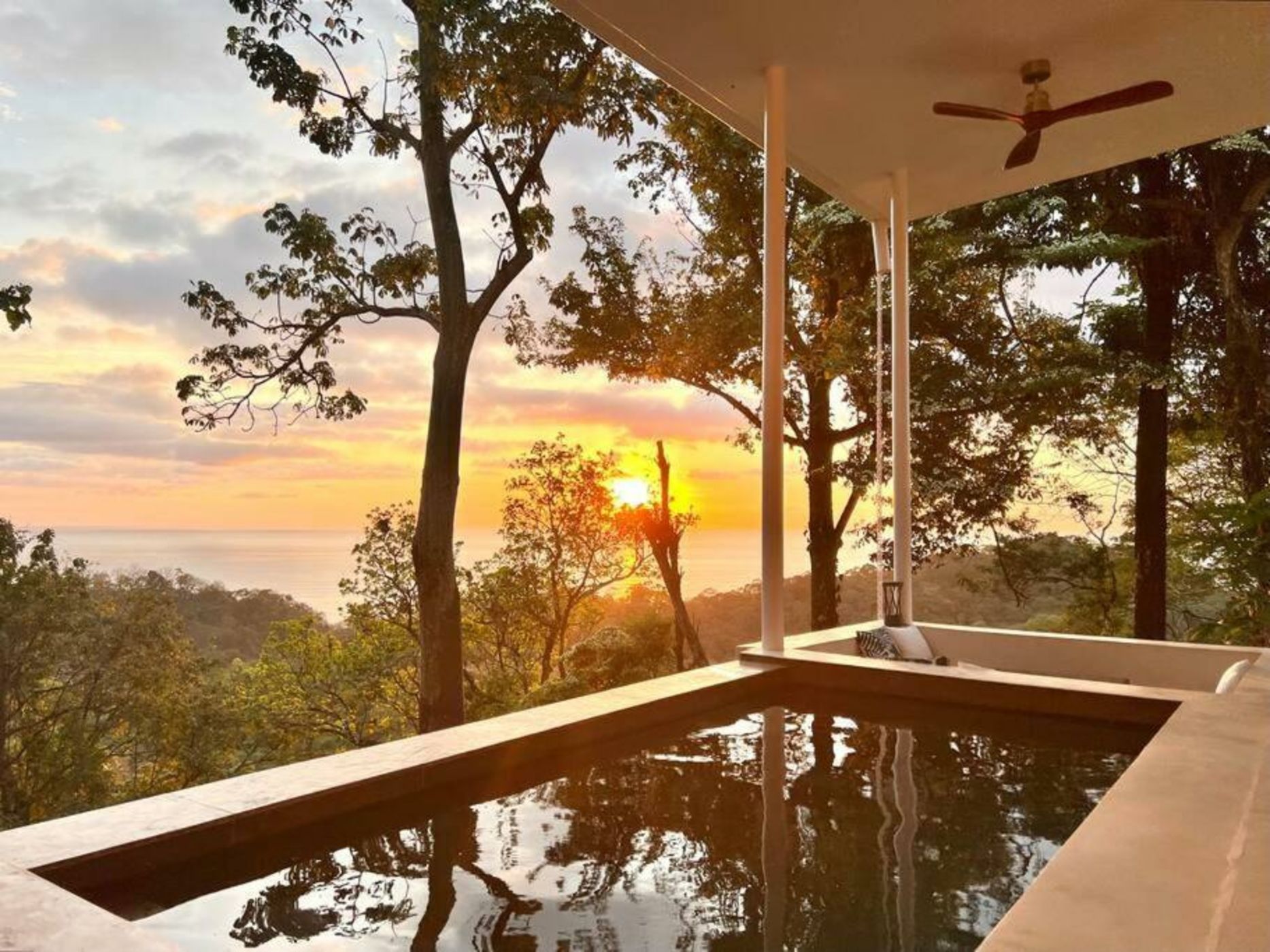 Nooli: Pool, King Size Bed , Ocean & sunset view