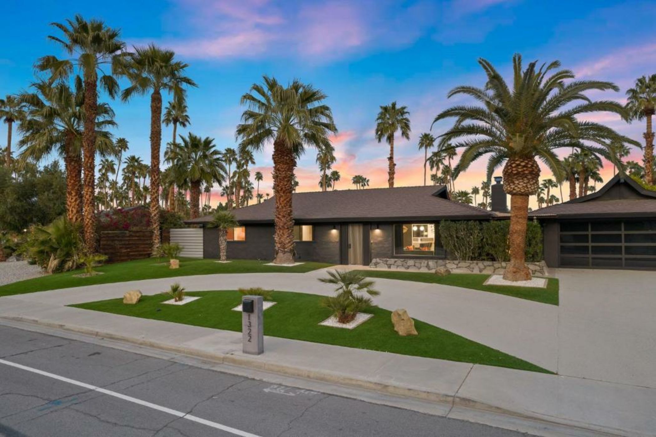 The Ritz - Luxury Home with Pool & Speakeasy Bar