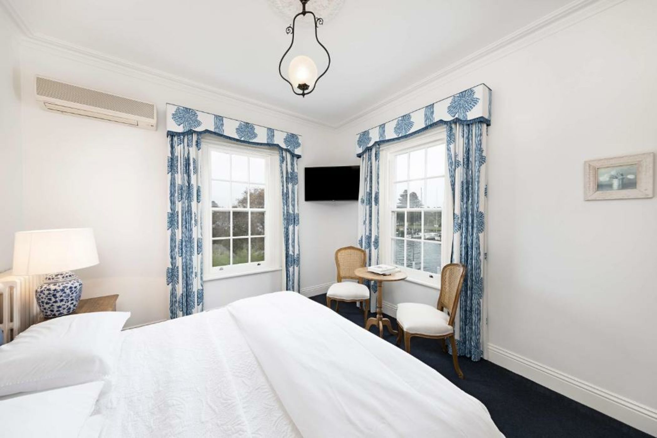 Oscars Waterfront Boutique Hotel