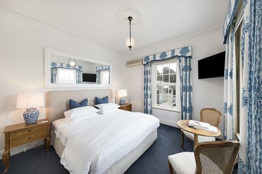 Oscars Waterfront Boutique Hotel