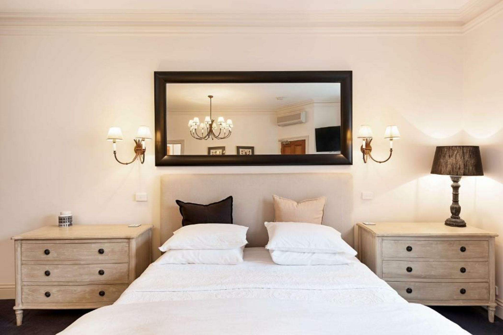 Oscars Waterfront Boutique Hotel