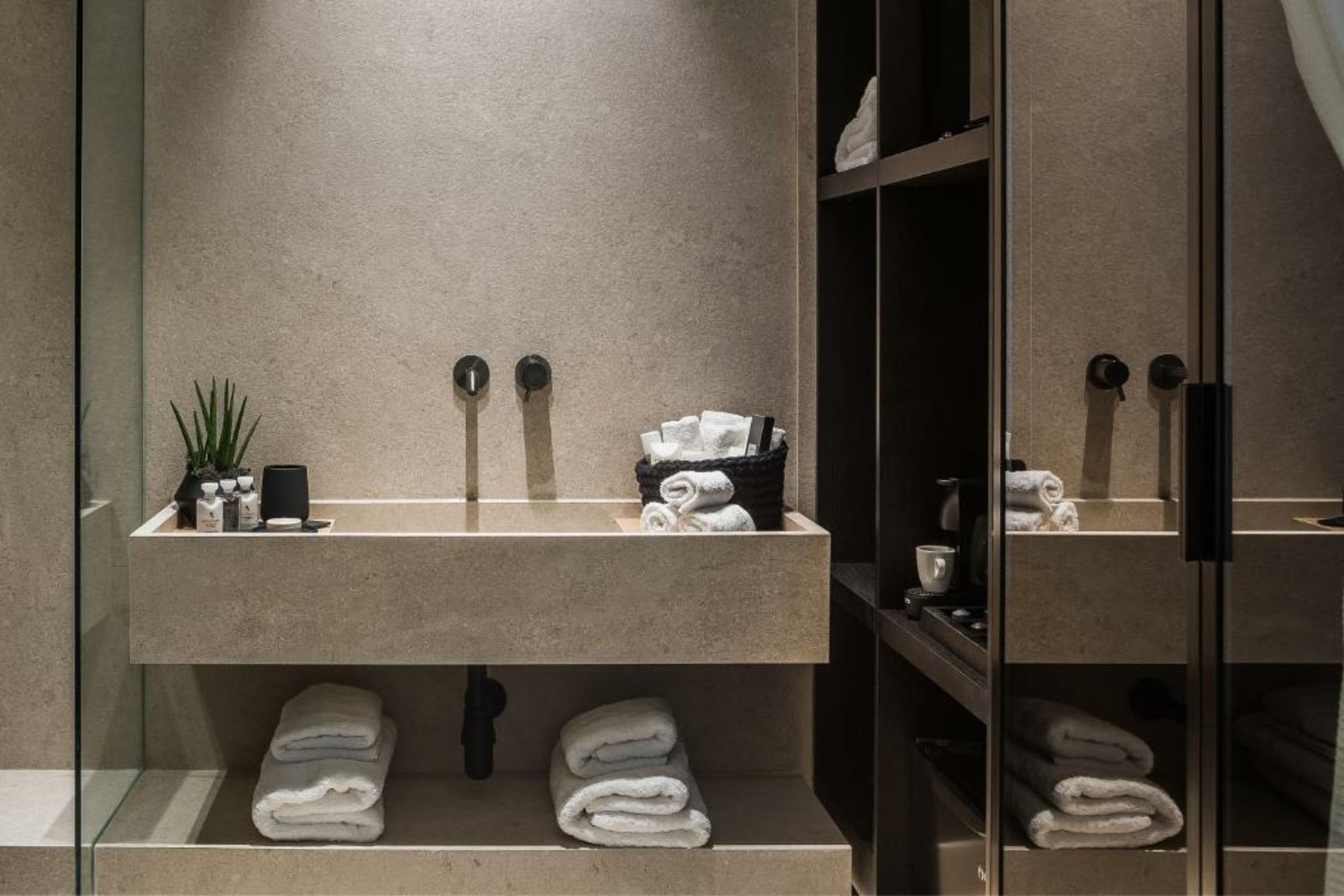 Canale Hotel & Suites