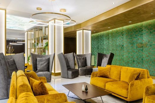 Emerald Downtown Luxury Suites with Hotel services