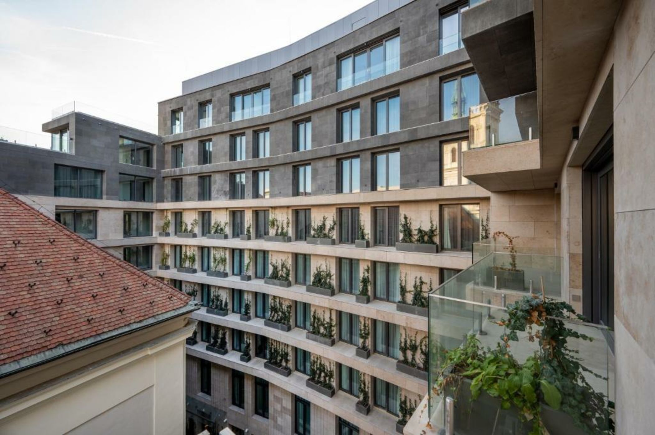 Emerald Downtown Luxury Suites with Hotel services