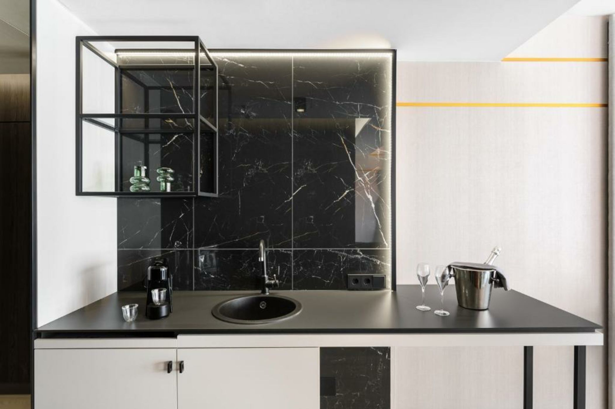 Emerald Downtown Luxury Suites with Hotel services